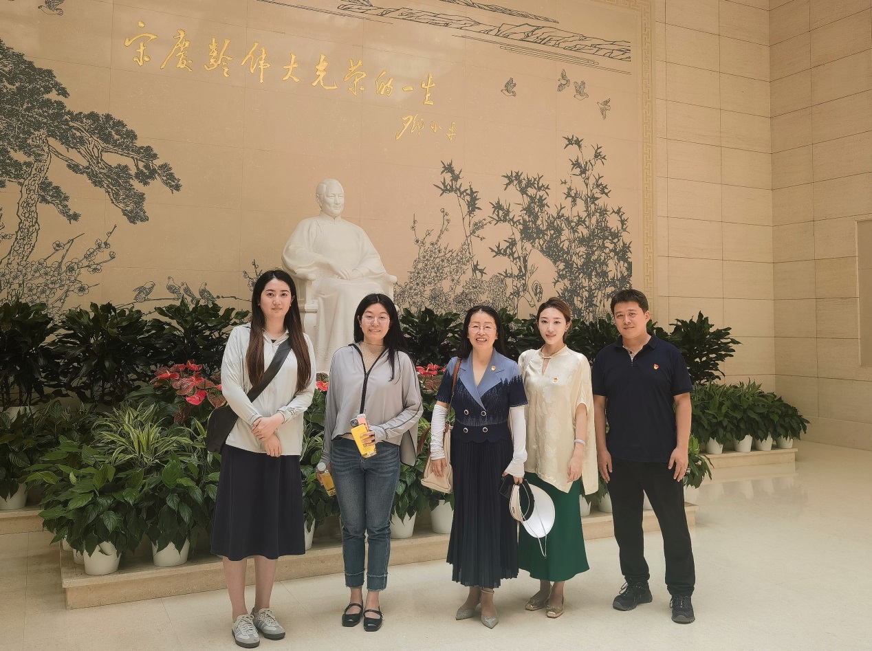 北京明天幼稚集团党委走进宋庆龄故居参观学
